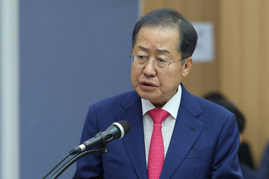 지난 10월23일 홍준표 대구광역시장이 대구시청 산격청사에서 열린 국회 행정안전위원회의 대구시 국정감사에서 인사말하고 있다.<연합뉴스>